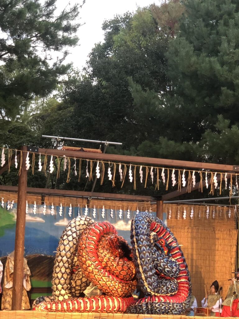 出雲神楽の「八岐大蛇」の一幕。長さ17mにもなるジャバラ状の蛇胴は竹と石州和紙で作られている。