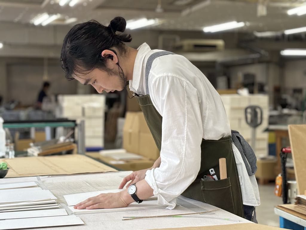 造本家・新島龍彦。製本を担当