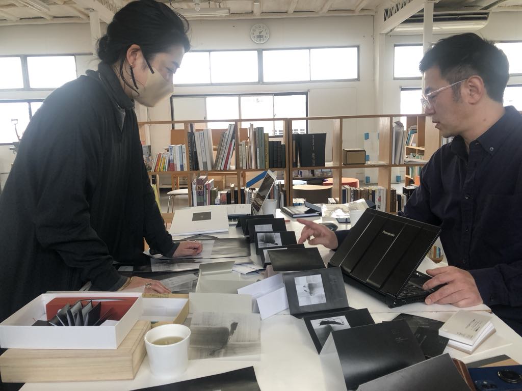 デザイナー・谷さや と プロダクトディレクションを担当した篠原慶丞